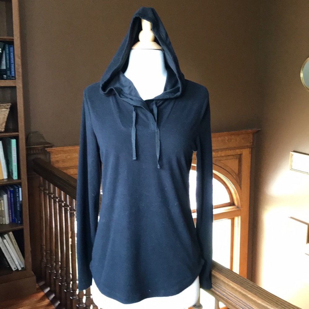 Noire Jasmine Rose pullover